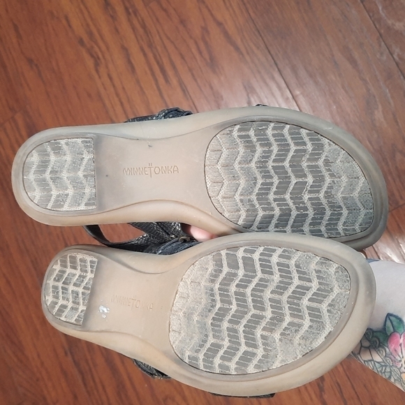 Minnetonka Selene Black Leather Sandals - Picture 2 of 6